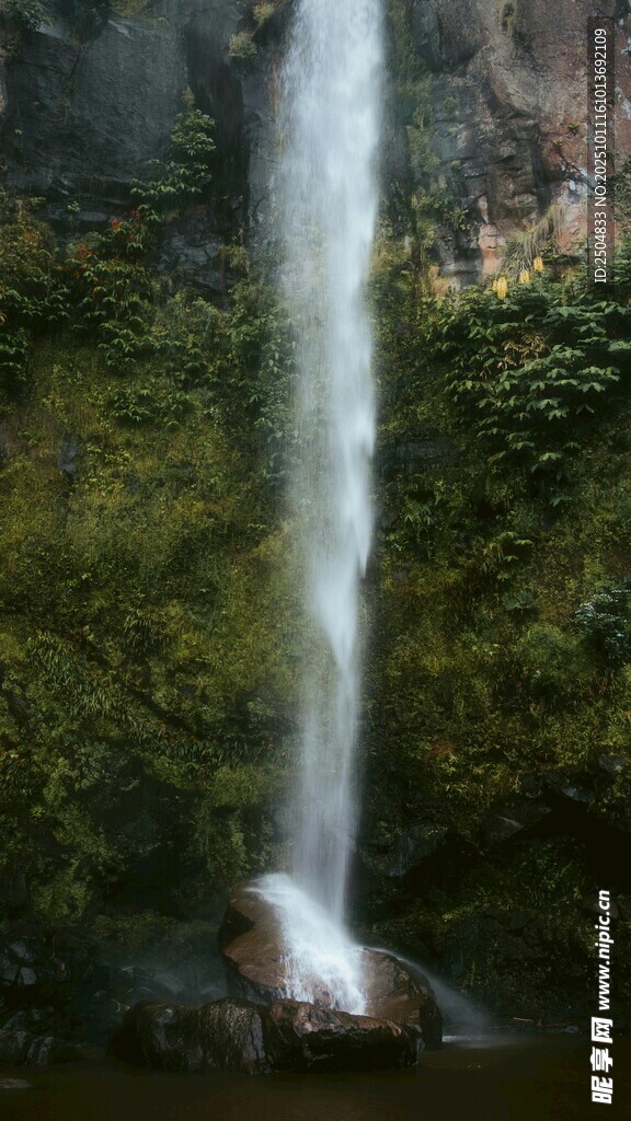 山间瀑布 自然静谧之景