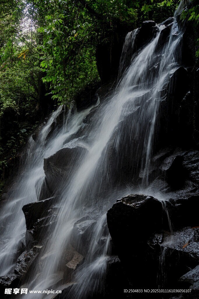 山间瀑布美景