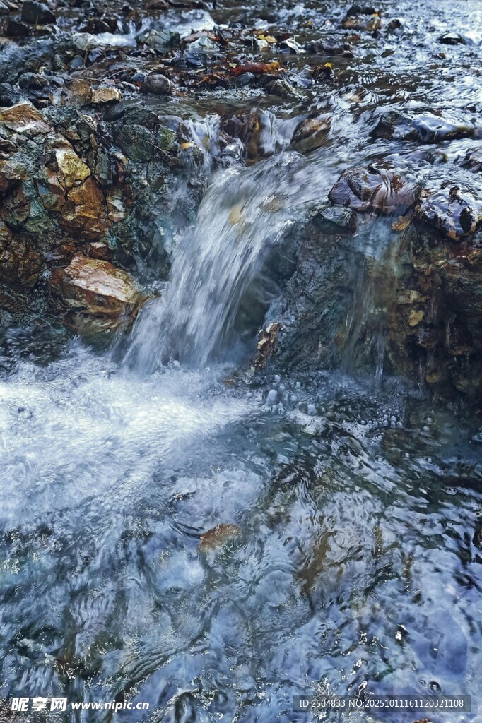 山间溪流潺潺流淌