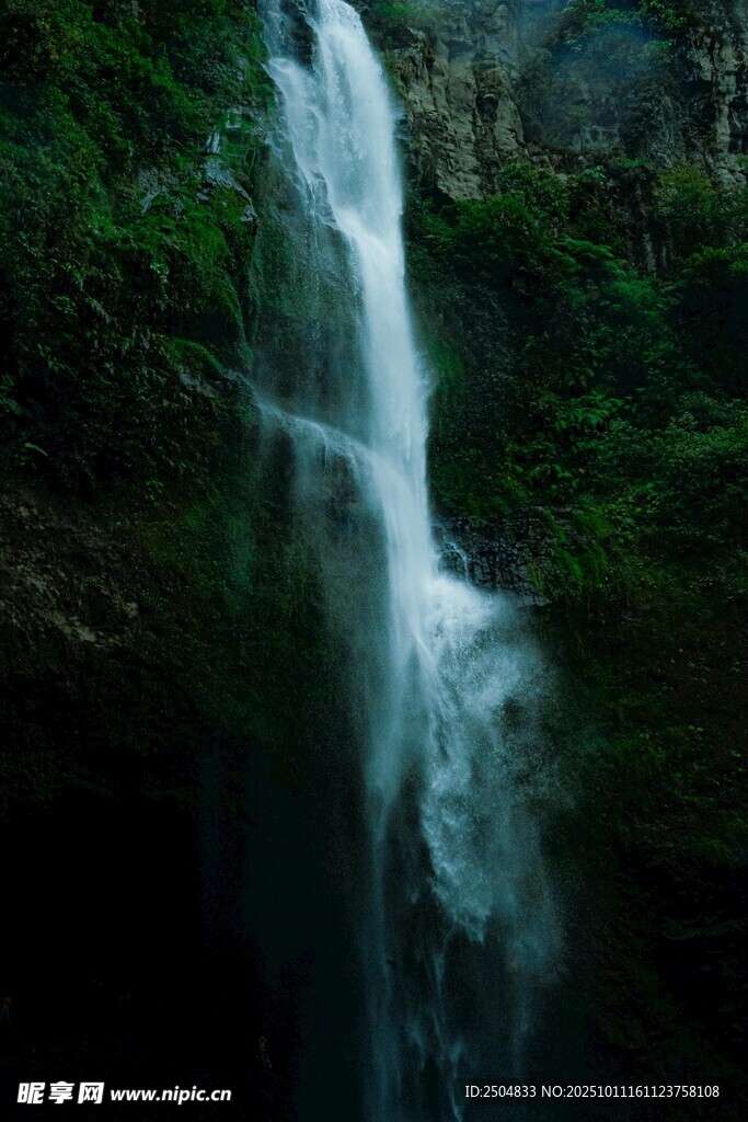 山间瀑布 绿意环绕之景