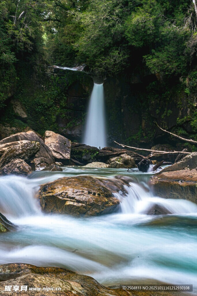 山间溪流瀑布自然美景
