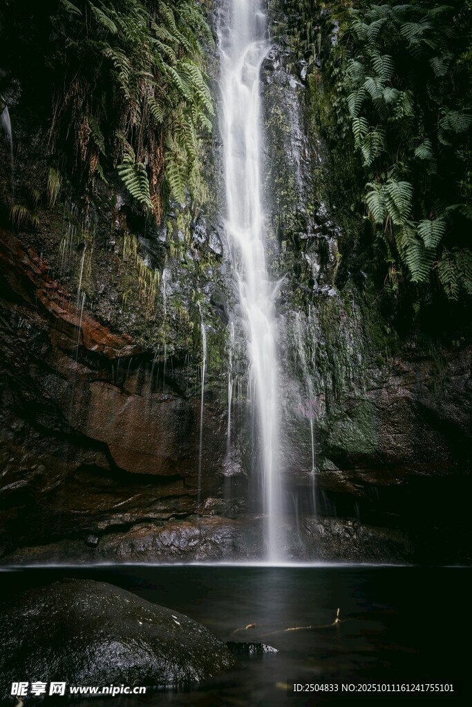 山间瀑布倾泻的自然美景