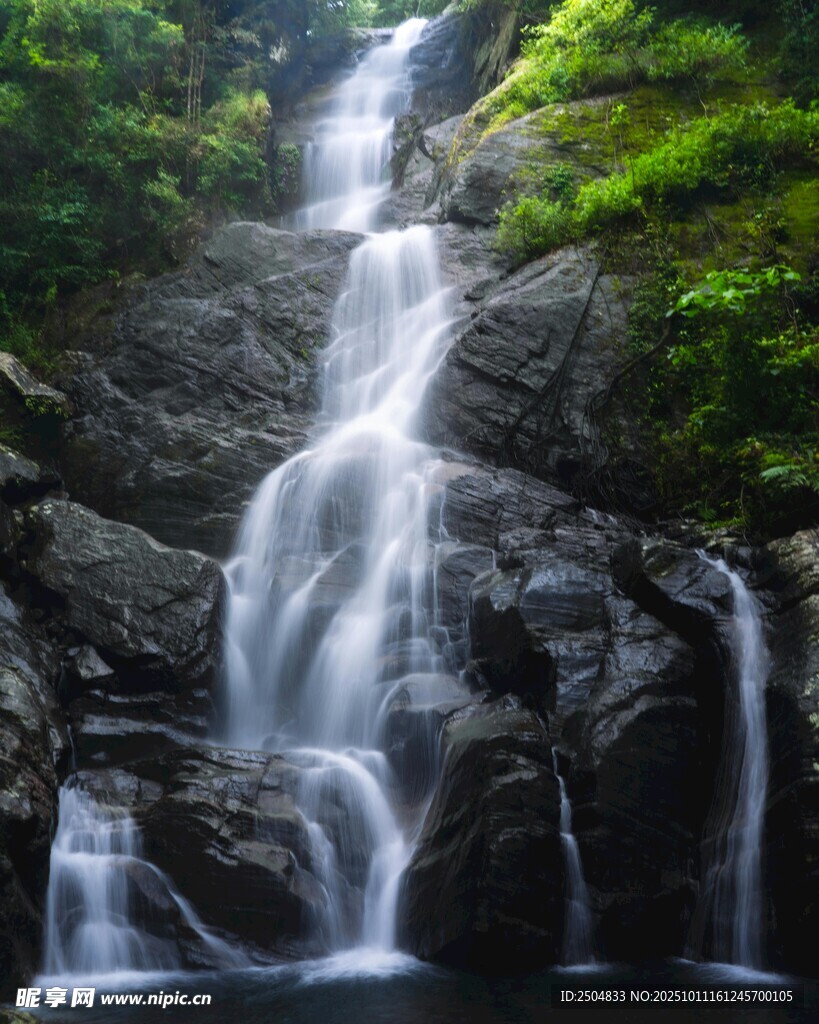 山间清幽瀑布景观