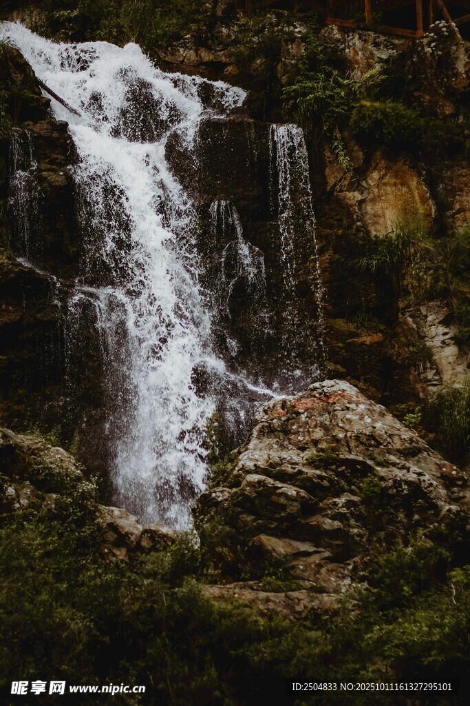 山间瀑布景观