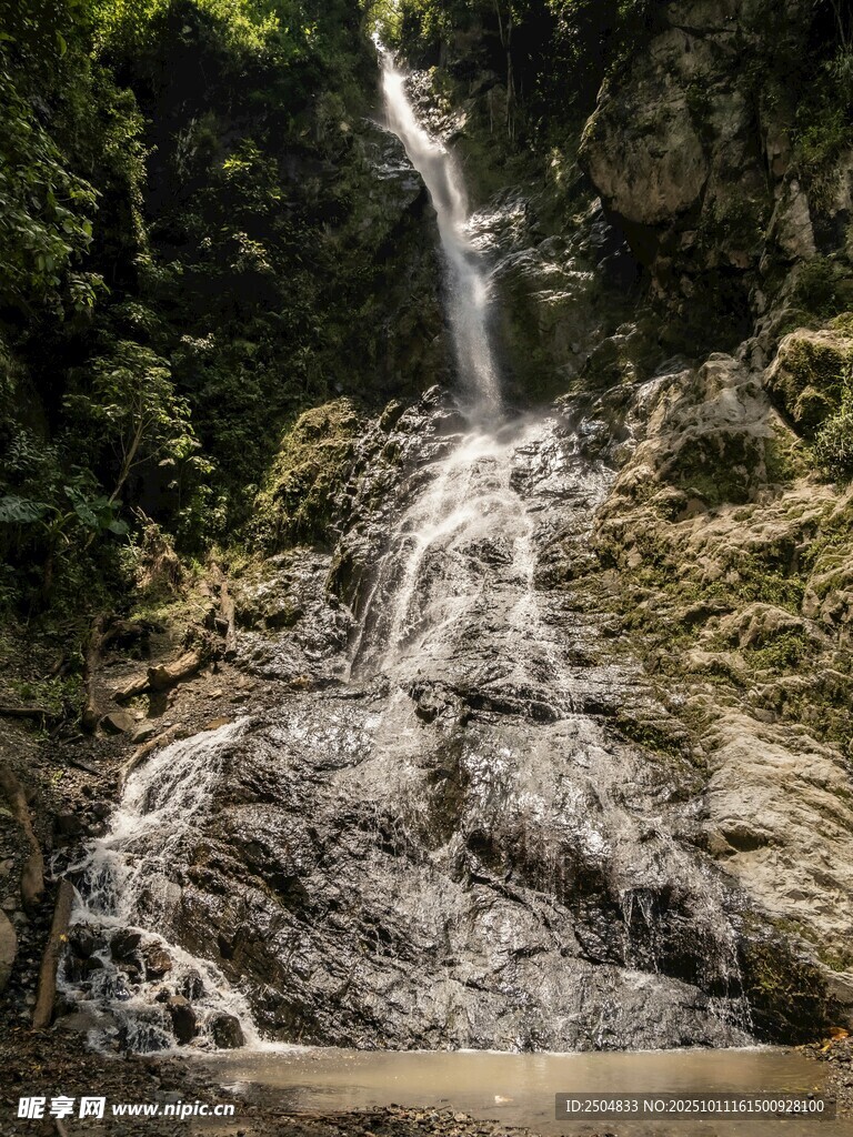 山间瀑布美景