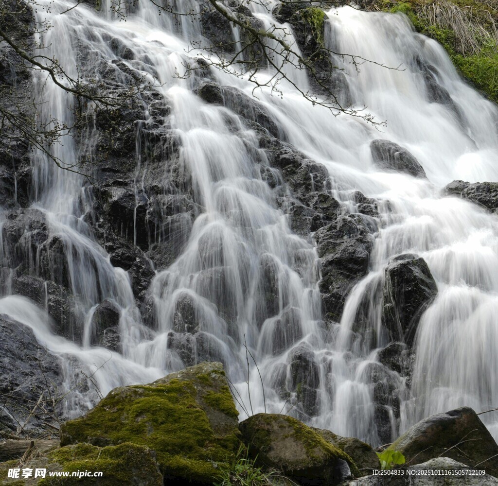 山间瀑布流水景观