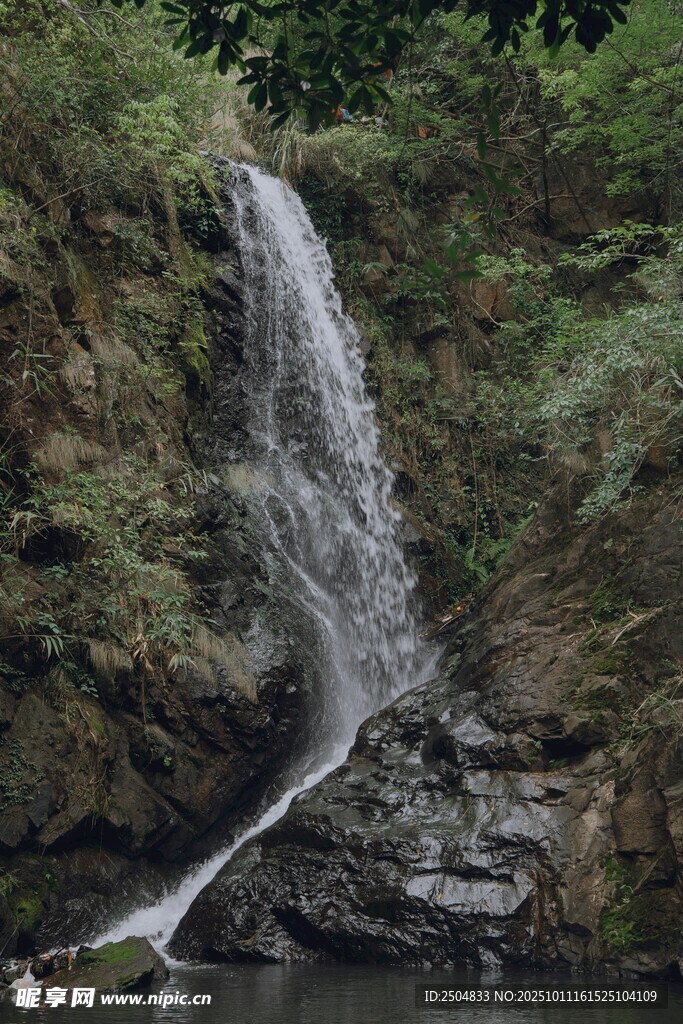 山间瀑布景观