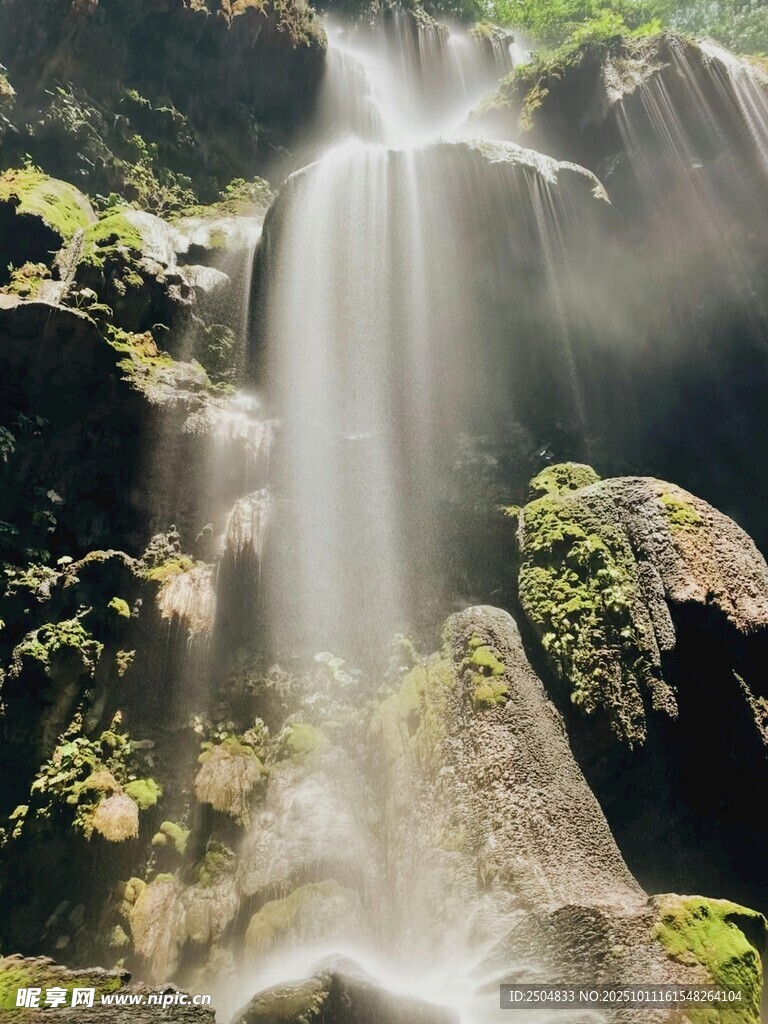 山间瀑布 自然灵动之美