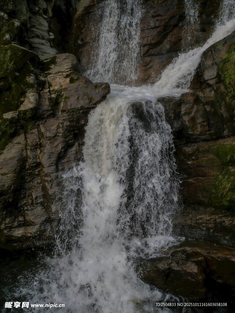 山间瀑布流水景观
