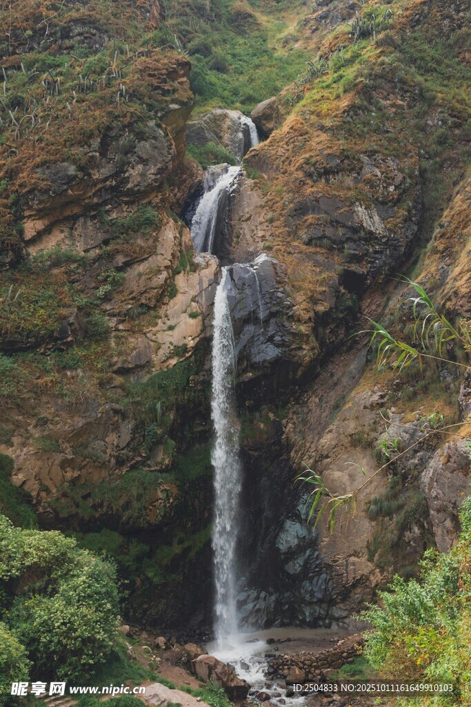 山间瀑布自然美景