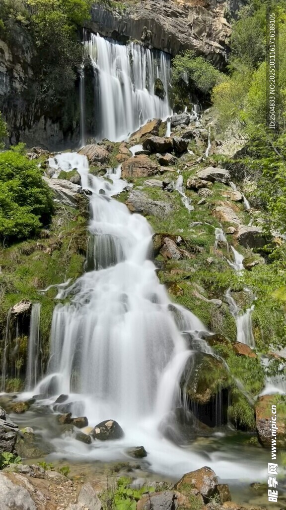 山间飞瀑美景