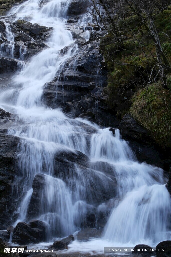 山间瀑布流水景观