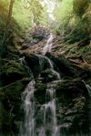 山林间的潺潺瀑布美景