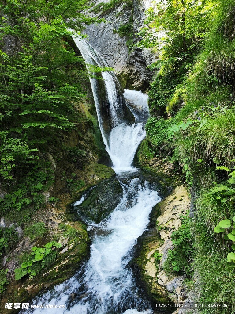 山间溪流瀑布自然美景