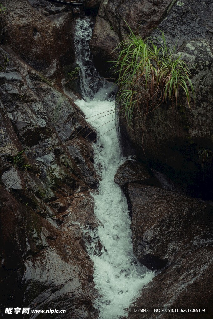 山间小瀑布景观