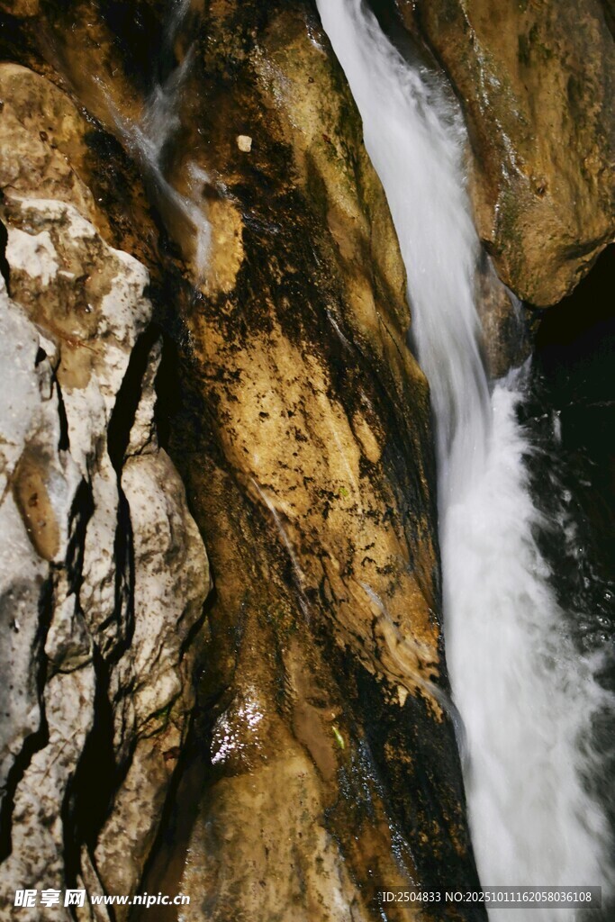 山间瀑布流水景观