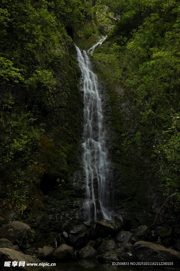 山林间的唯美瀑布景观