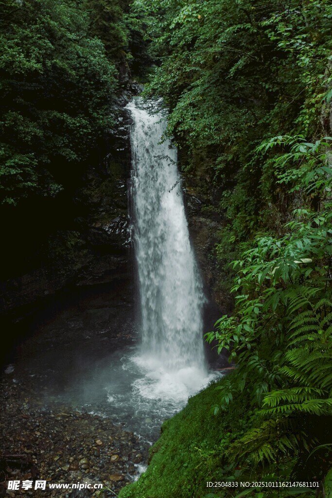 山间飞瀑 绿意环绕的美景
