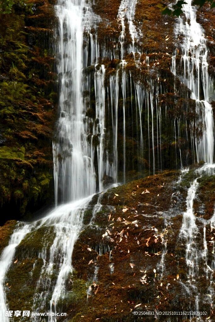 山间瀑布流水景观