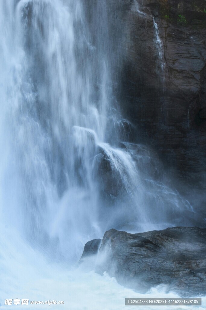 山间瀑布流水景观