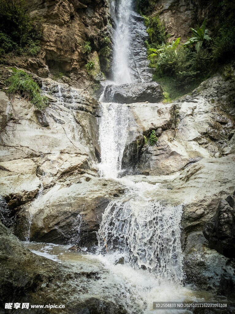 山间瀑布流淌于岩石间