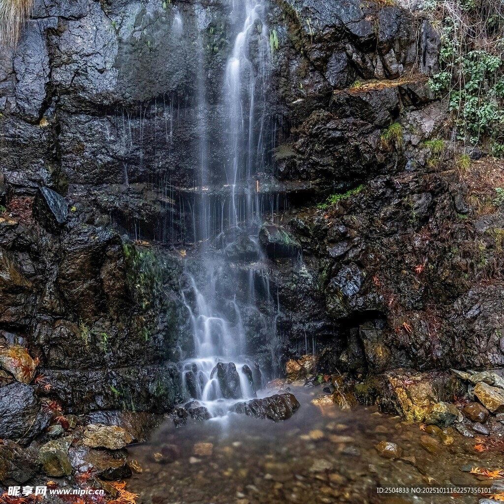 山间小瀑布自然美景