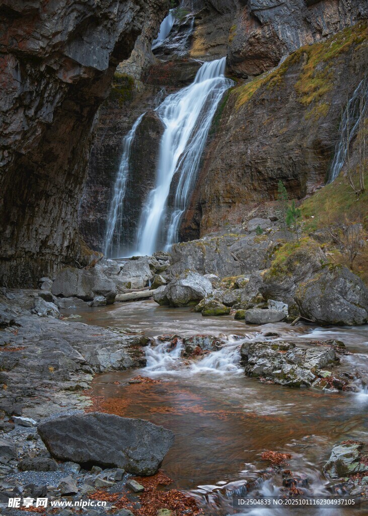山间瀑布溪流自然美景