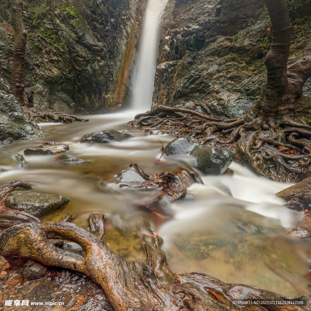 山间溪流瀑布美景