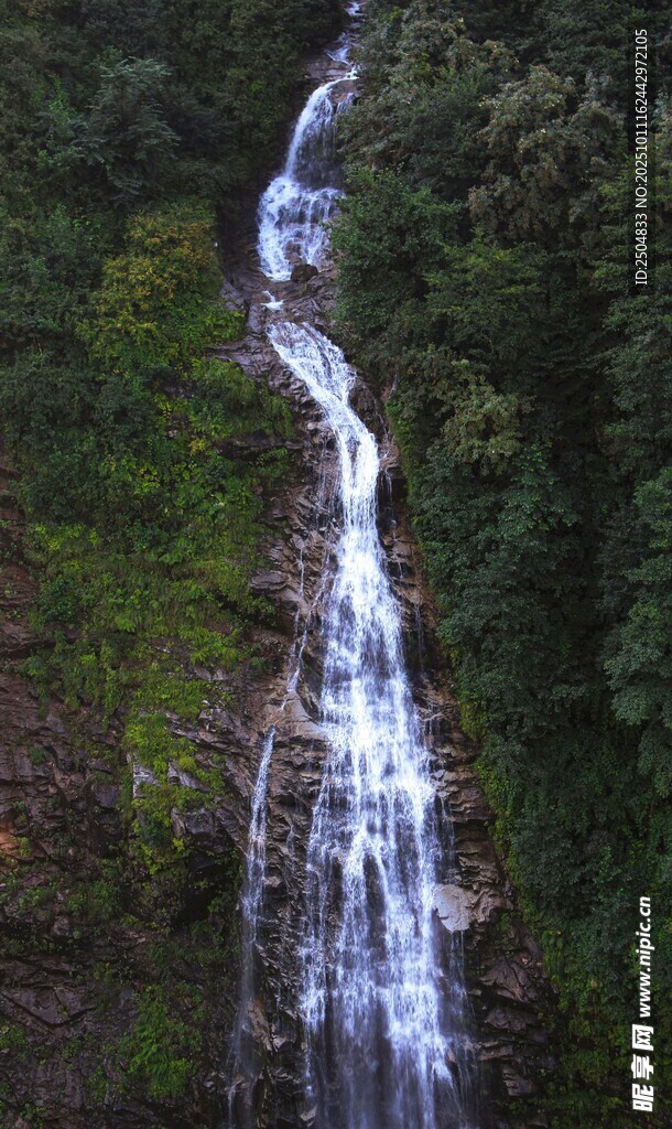 山间瀑布 自然灵动之景