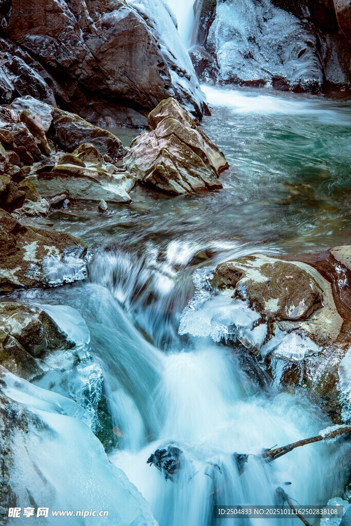 山间溪流瀑布美景