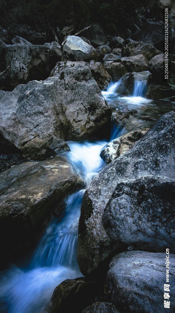 山间溪流潺潺过石景