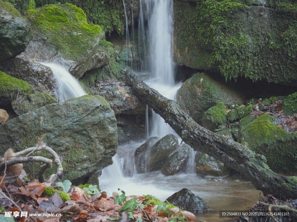 山间溪流瀑布美景