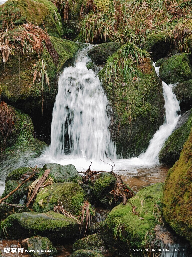 山间溪流小瀑布美景