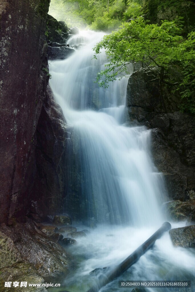 山间溪流瀑布自然美景