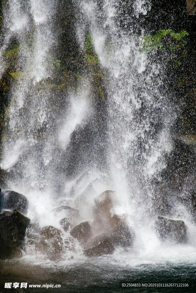 山间瀑布水流飞溅景象