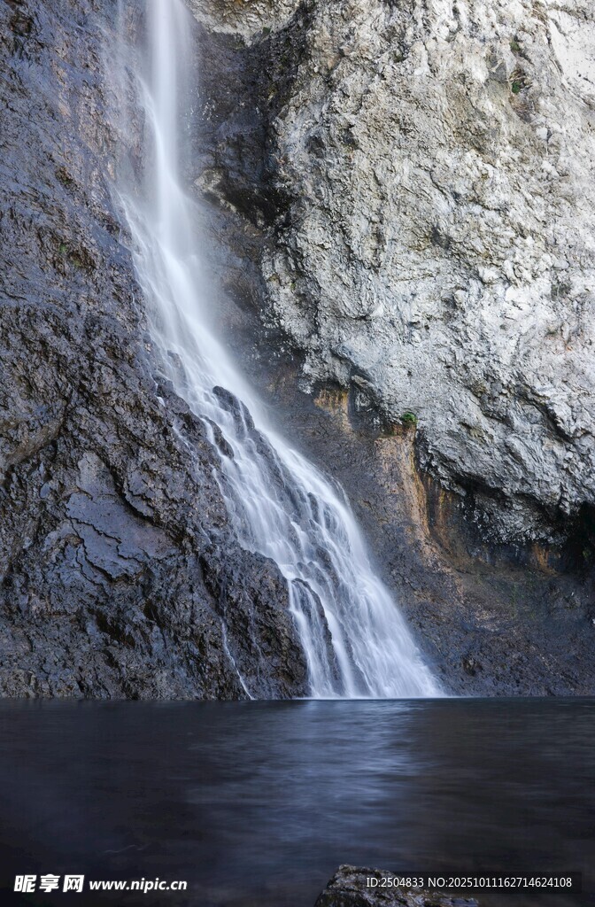 山间瀑布流水景观