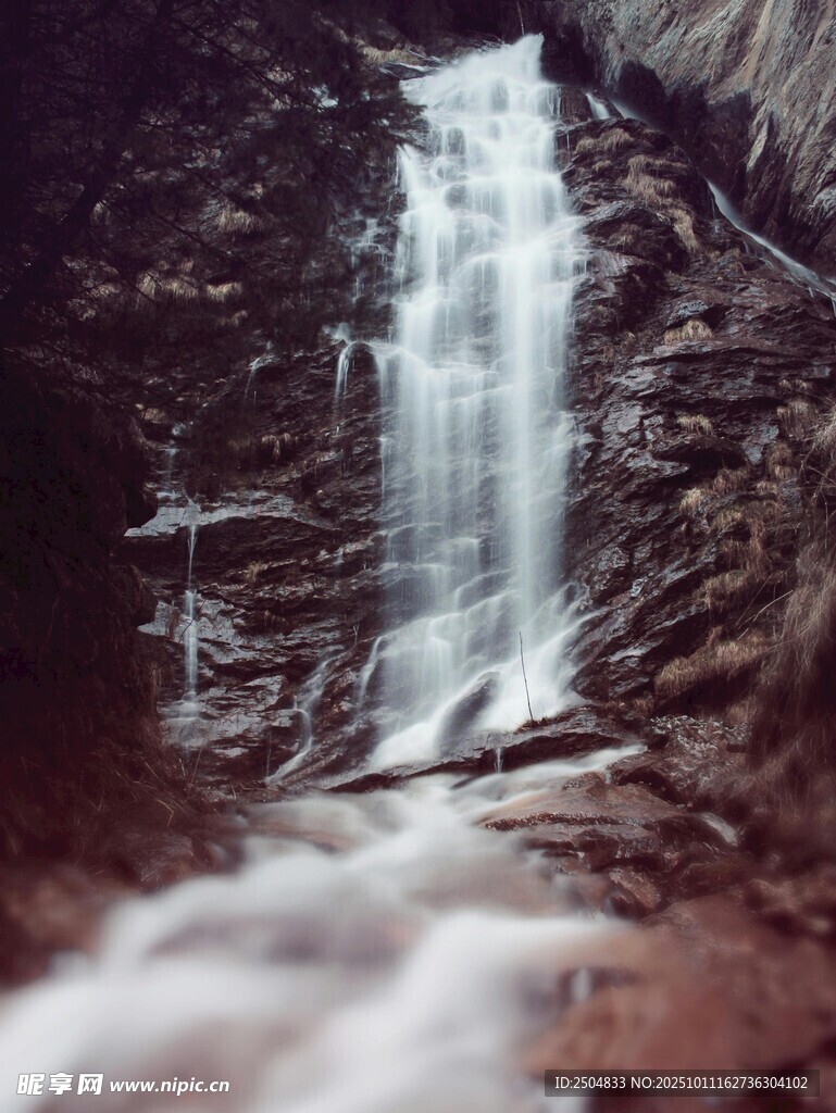 山间瀑布 灵动的自然景致