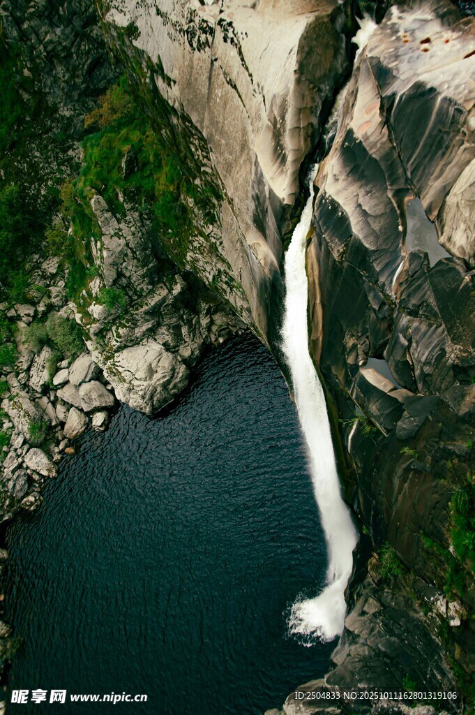 山间飞瀑美景
