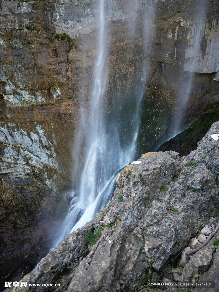 山间飞瀑 岩石相伴
