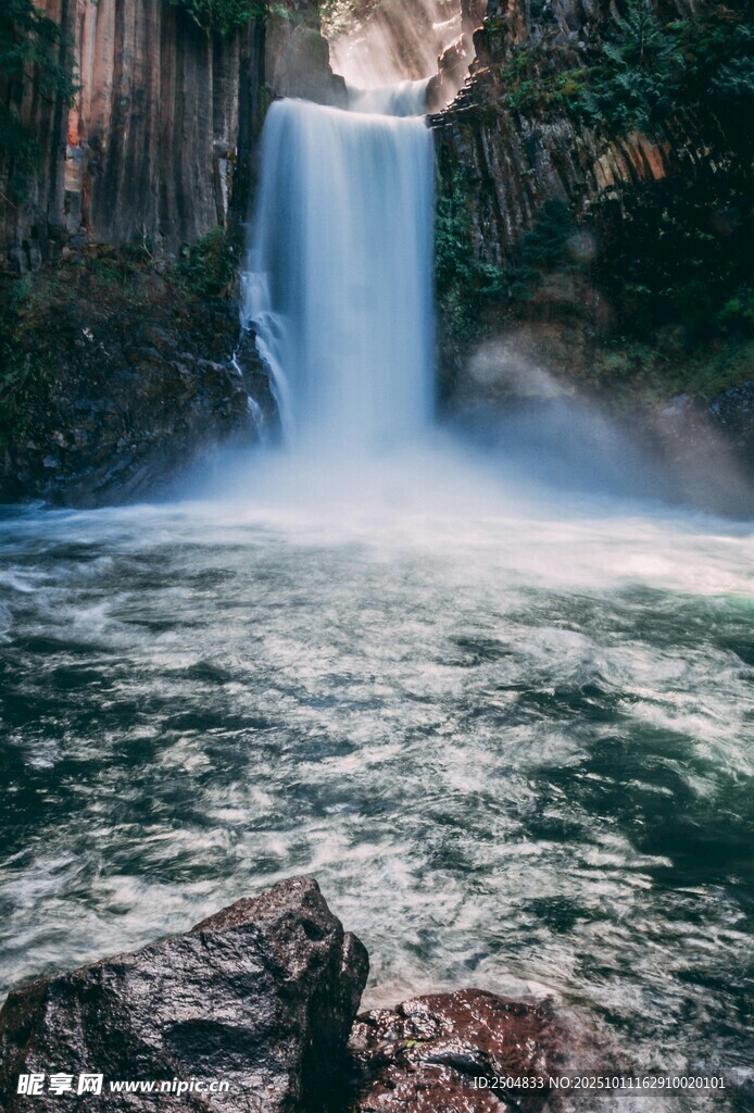 山间瀑布 水流奔腾景象