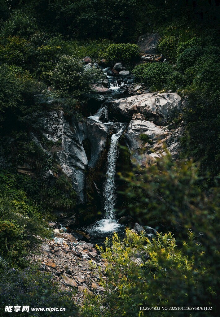 山间瀑布 绿意环绕的美景