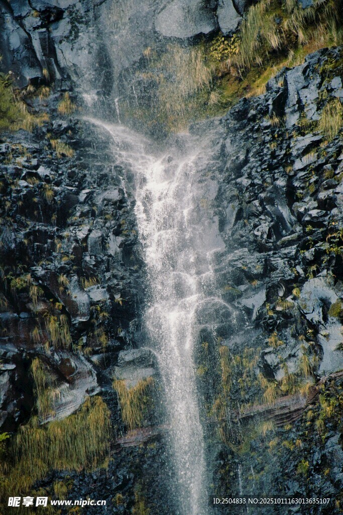 山间瀑布流水景观
