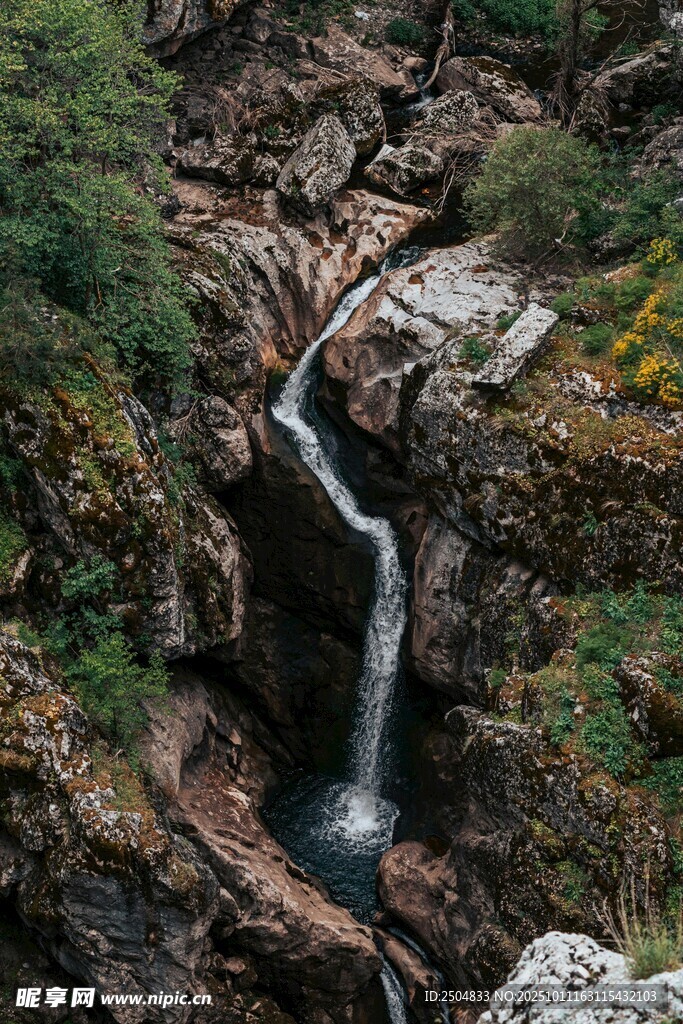 山间瀑布美景