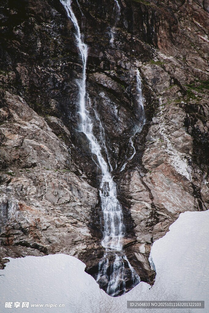 山间冰雪瀑布景观