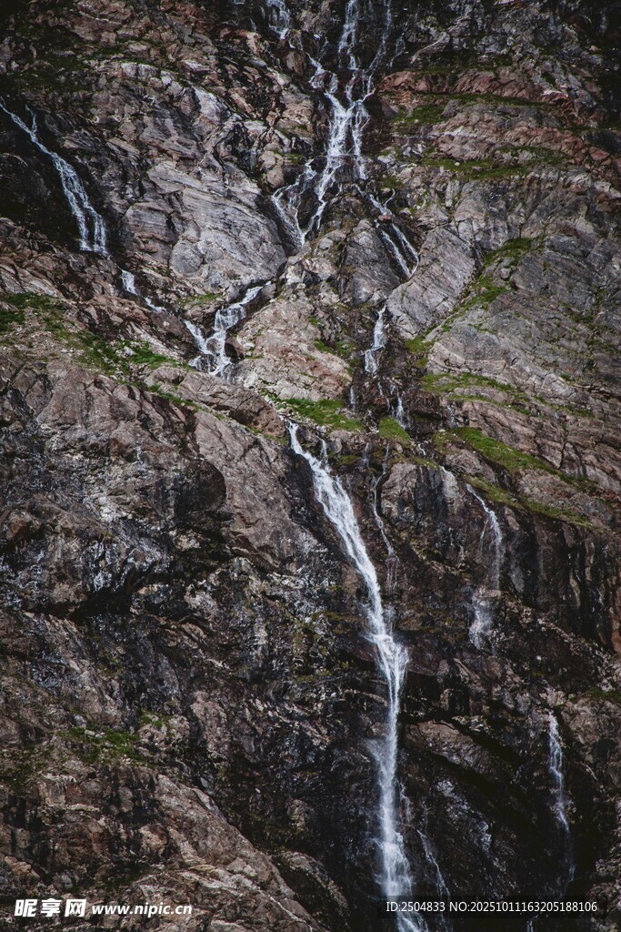 山间瀑布岩石景观