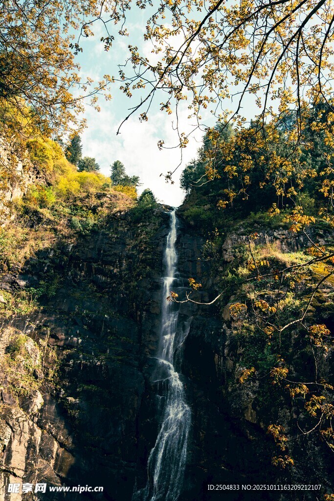 山间瀑布 秋叶环绕之景