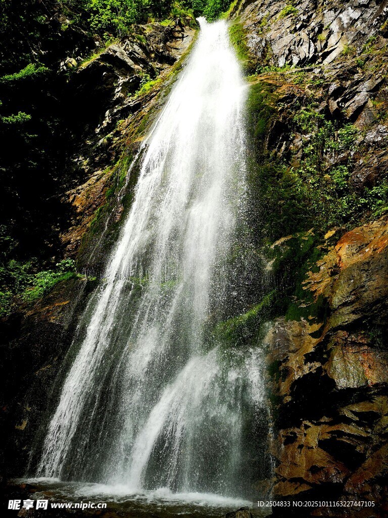 山间瀑布美景