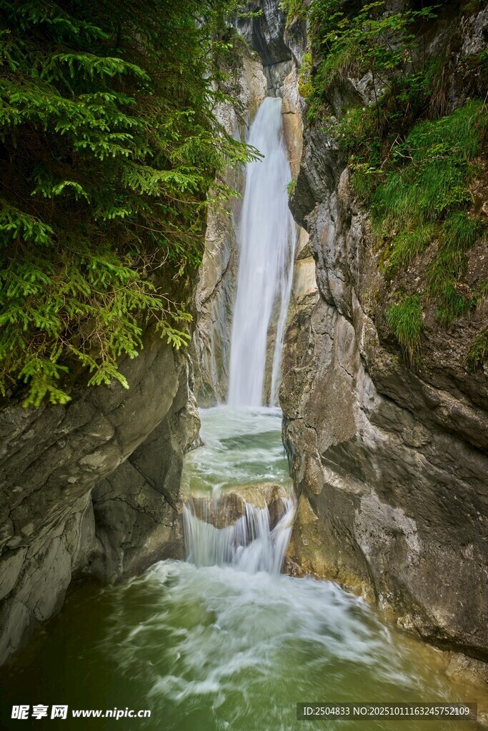 山间瀑布流水自然美景