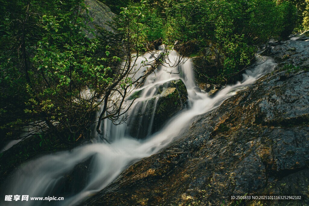 山间溪流瀑布自然美景