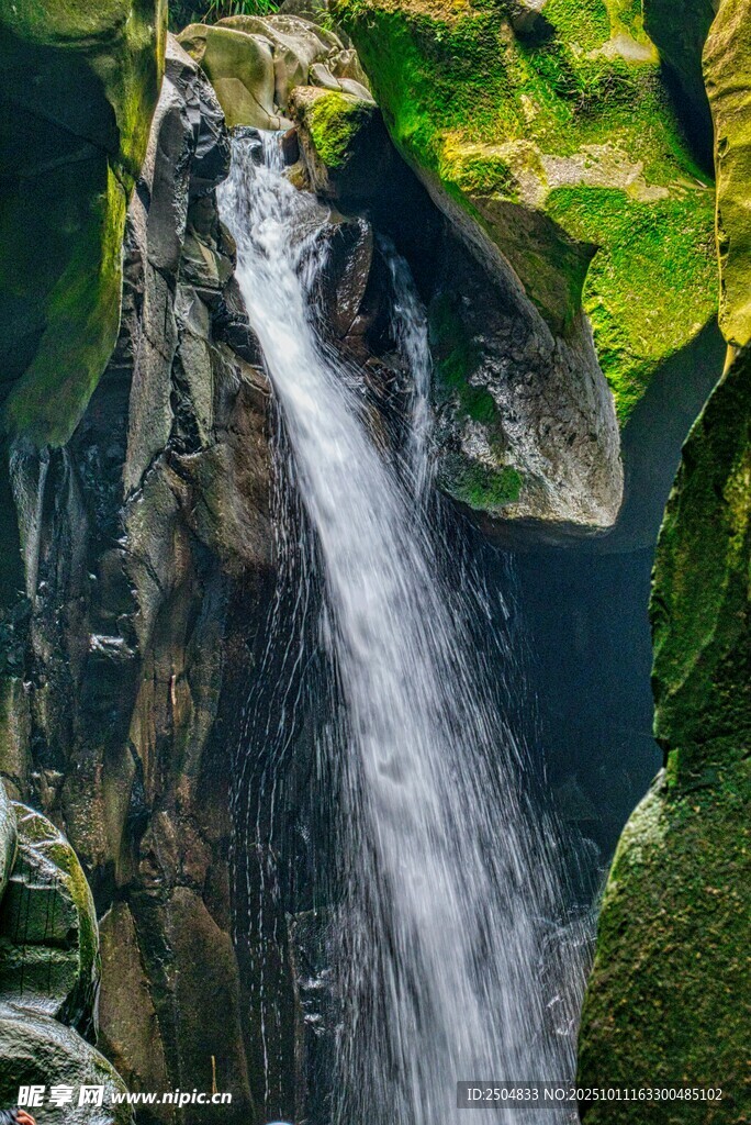 山间飞瀑 绿意环绕之景